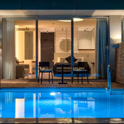 luxury-room-with-pool